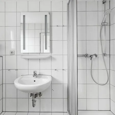 Monteur - Fuer Bis Zu 5 Personen In 63075 - Of01 *
